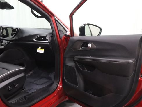 New 2027 Chrysler Pacifica Limited FWD image 14