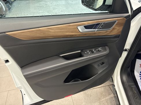 Certified 2024 Volkswagen Atlas SE image 11