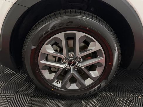 Used 2024 Kia Telluride LX FWD image 11
