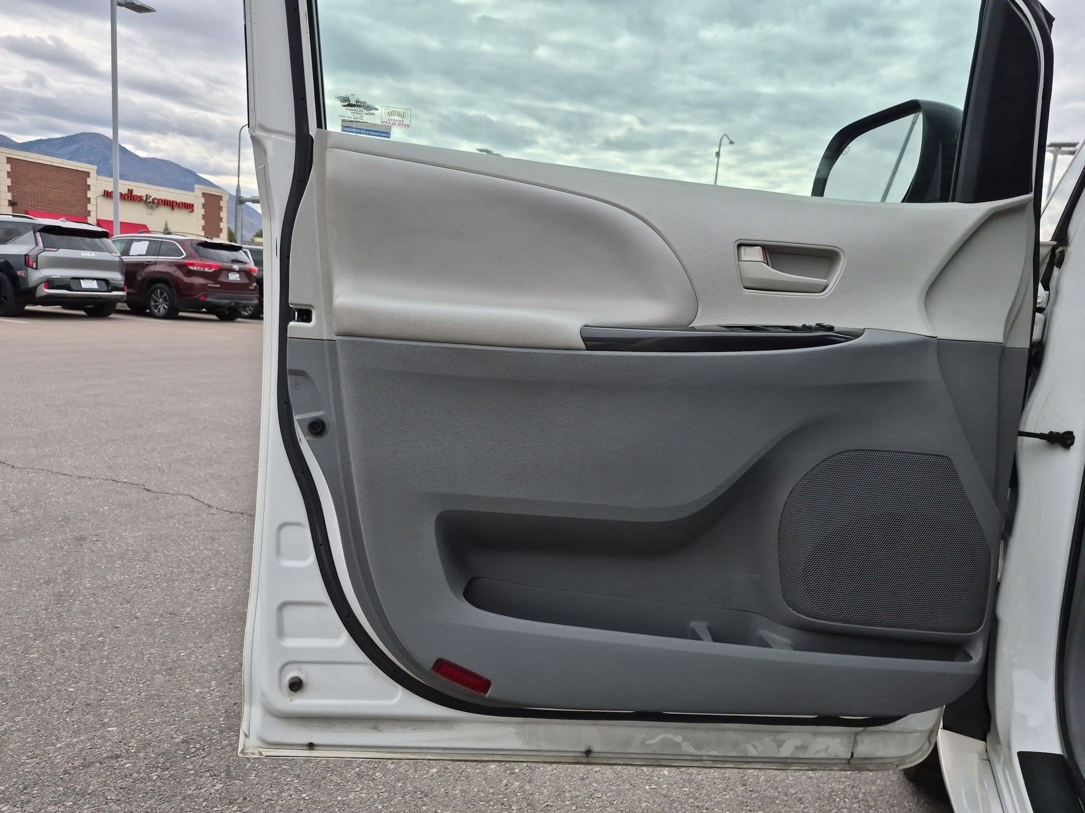 Used 2014 Toyota Sienna LE FWD image 14