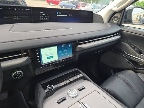 Used 2025 Lincoln Navigator L Reserve AWD/4WD image 10