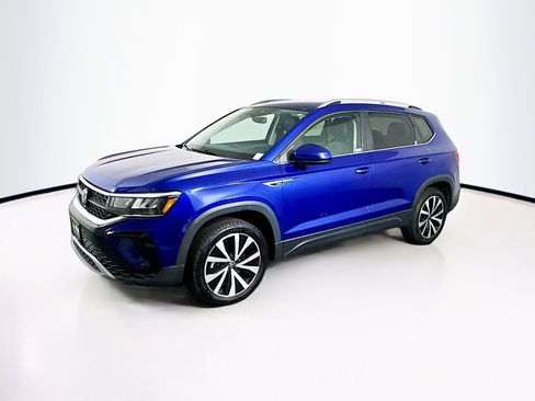 Used 2024 Volkswagen Taos SE image 4