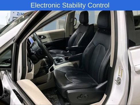 Used 2024 Chrysler Pacifica Touring-L image 21