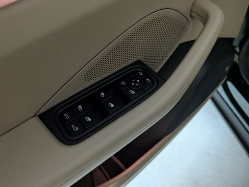 Used 2025 Porsche Macan Electric image 33