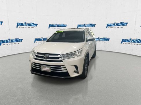 Used 2017 Toyota Highlander XLE AWD/4WD image 4
