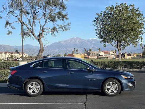 Used 2022 Chevrolet Malibu LT image 2