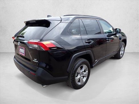 Used 2022 Toyota RAV4 LE AWD/4WD image 4
