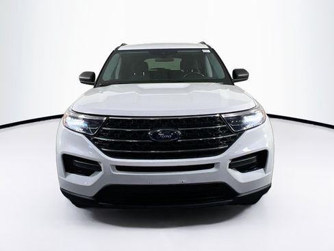 Used 2022 Ford Explorer XLT AWD/4WD image 2
