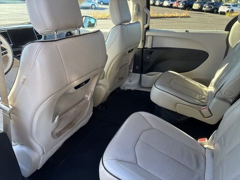 Used 2021 Chrysler Pacifica Limited w/ Premium & Safety Sphere Group image 17