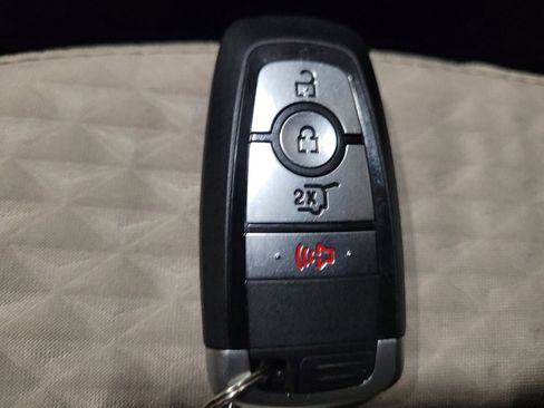 Used 2022 Ford Escape SE image 32