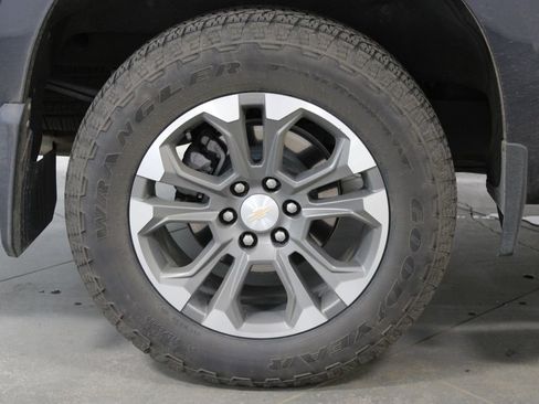 Used 2023 Chevrolet Silverado 1500 High Country w/ Technology Package AWD/4WD image 16