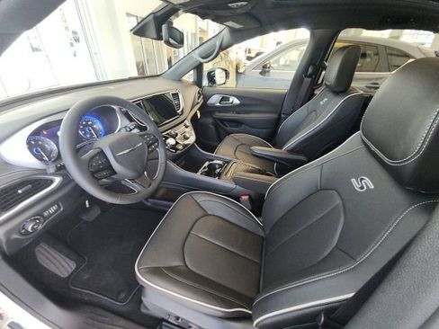 New 2025 Chrysler Pacifica Limited image 27