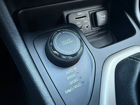 Used 2016 Jeep Cherokee Limited AWD/4WD image 25