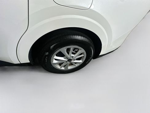 Used 2024 Kia Carnival LX image 11