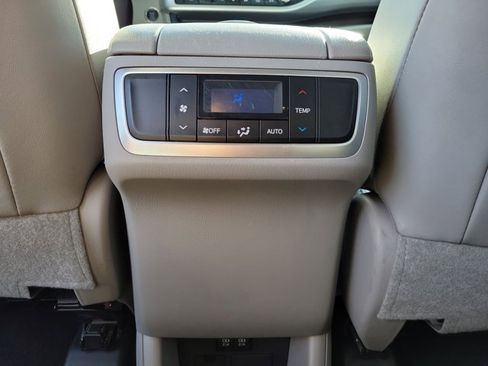 Used 2019 Toyota Highlander XLE image 18