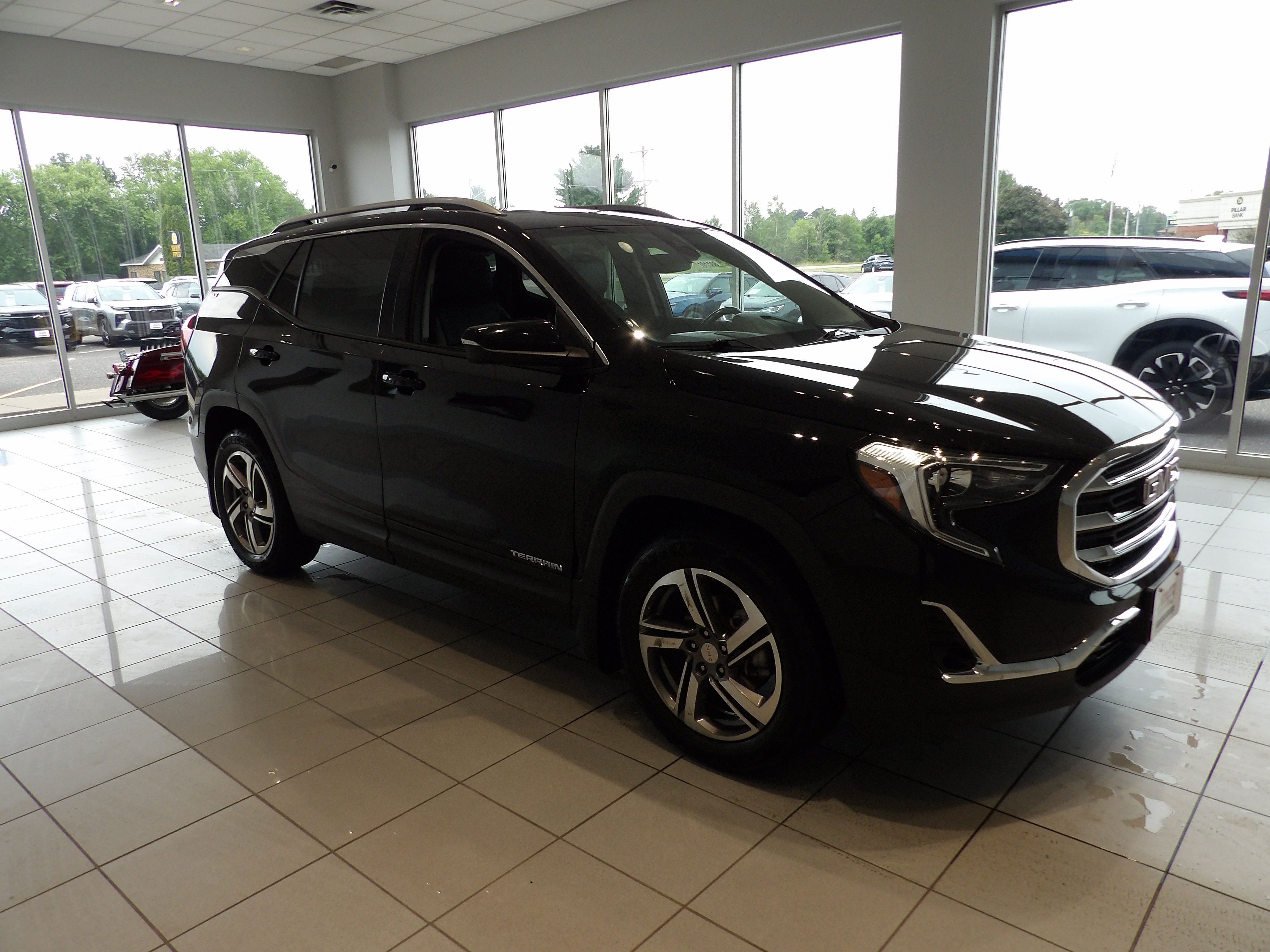 Used 2021 GMC Terrain SLT w/ Infotainment Package II AWD/4WD image 3
