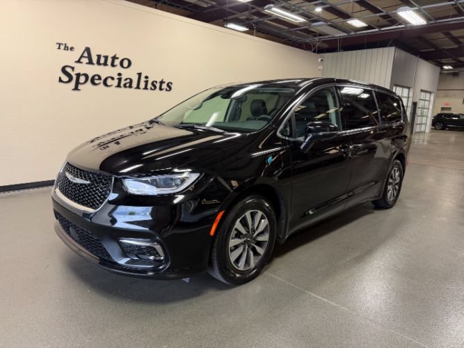 Used 2024 Chrysler Pacifica Limited FWD image 1