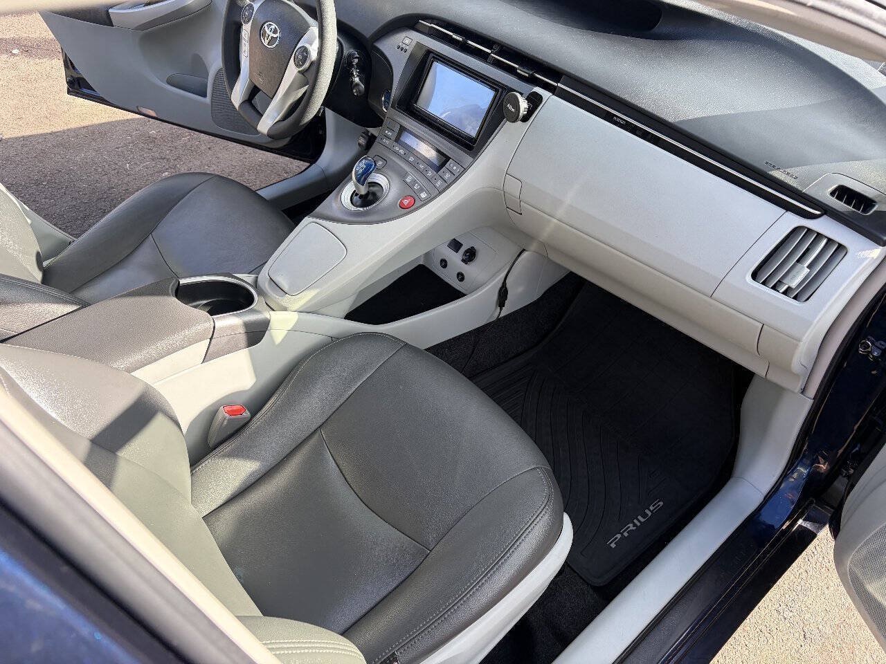 Used 2015 Toyota Prius Three w/ Solar Roof Package FWD image 9