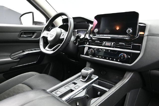 Used 2025 Nissan Pathfinder SV FWD image 15