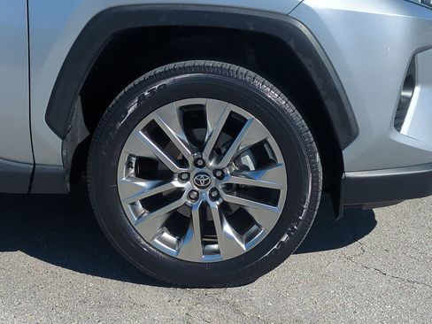 Used 2021 Toyota RAV4 XLE Premium image 10