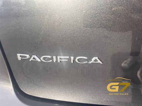 Used 2022 Chrysler Pacifica Touring-L FWD image 13