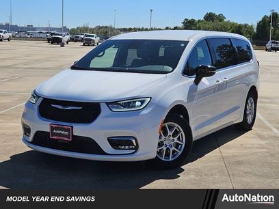 New 2025 Chrysler Pacifica Select