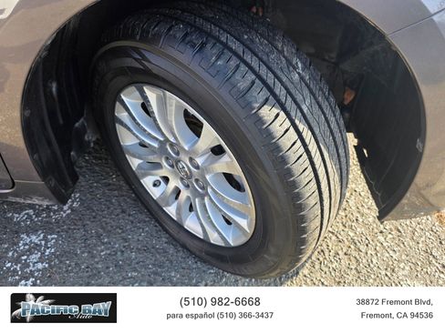 Used 2013 Toyota Sienna XLE image 28