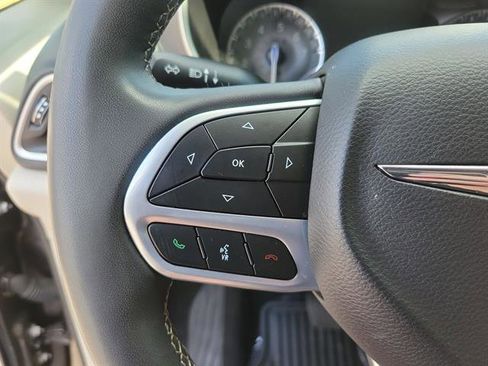 Used 2023 Chrysler Pacifica Touring-L FWD image 19