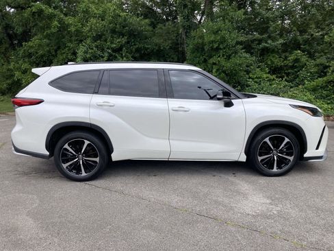 Used 2021 Toyota Highlander XSE AWD/4WD image 2