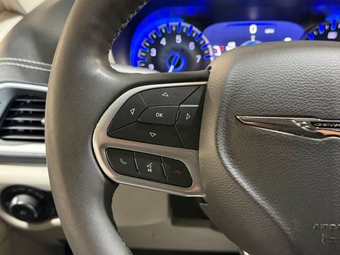 Certified 2023 Chrysler Pacifica Touring-L AWD/4WD image 34
