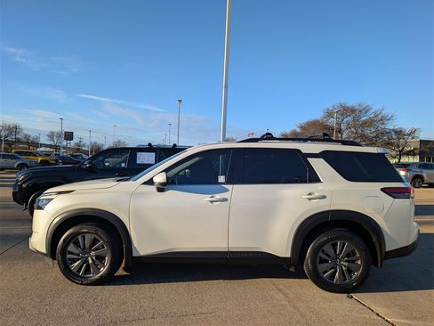 Certified 2023 Nissan Pathfinder SV image 3