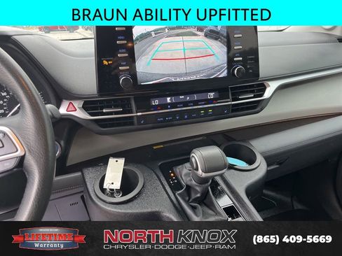 Used 2024 Toyota Sienna XLE w/ XLE Plus Package FWD image 10