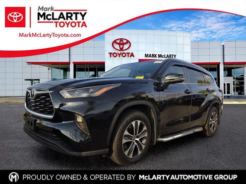 Used 2022 Toyota Highlander XLE AWD/4WD image 1