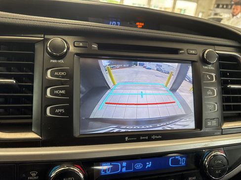 Used 2019 Toyota Highlander SE w/ Nightshade Edition FWD image 22