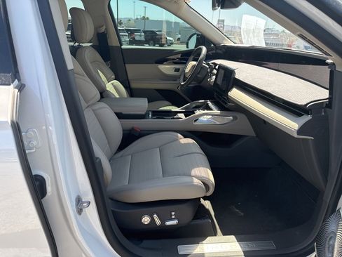 Used 2025 Lincoln Nautilus Reserve AWD/4WD image 13
