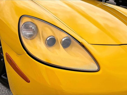 Used 2005 Chevrolet Corvette Coupe w/ Preferred Equipment Group RWD image 21