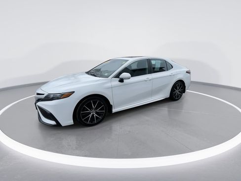 Used 2021 Toyota Camry SE w/ Cold Weather Package image 9