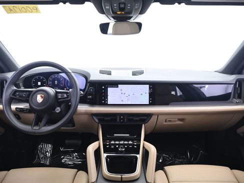 Certified 2025 Porsche Cayenne AWD/4WD image 31