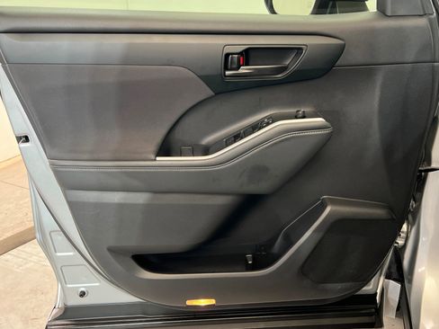 Used 2022 Toyota Highlander LE image 15