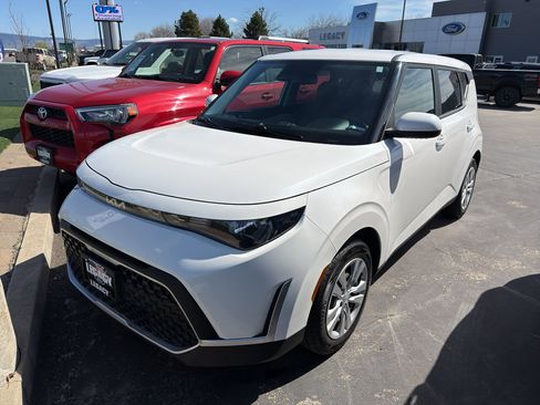 Used 2023 Kia Soul LX FWD image 1