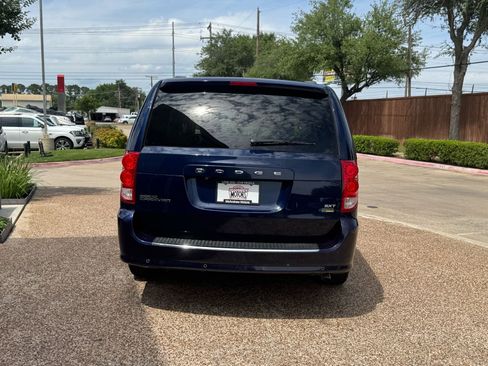 Used 2016 Dodge Grand Caravan SXT w/ Rear Park Assist Package FWD image 10