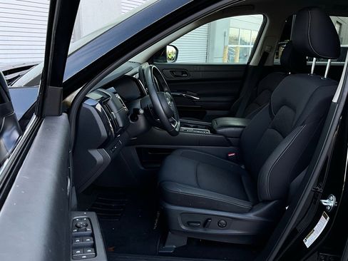 Used 2024 Nissan Pathfinder SV image 10