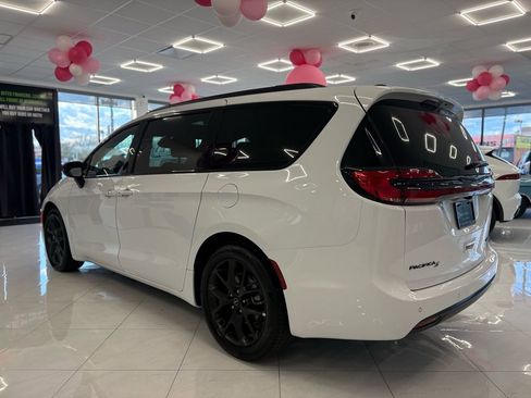 Used 2026 Chrysler Pacifica Limited w/ S Appearance Package image 10