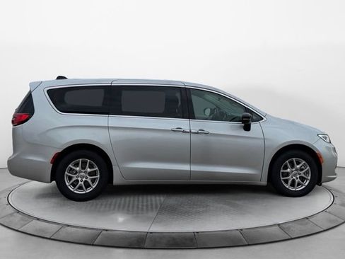 Used 2024 Chrysler Pacifica Touring-L FWD image 2