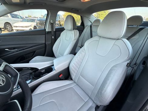 Used 2025 Hyundai Elantra Limited FWD image 14