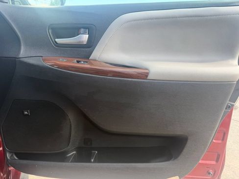 Used 2017 Toyota Sienna Limited AWD/4WD image 27