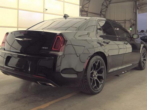 Used 2019 Chrysler 300 Touring w/ Sport Appearance Package RWD image 8