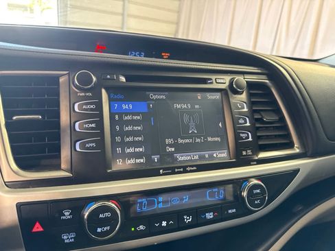 Used 2019 Toyota Highlander XLE FWD image 23