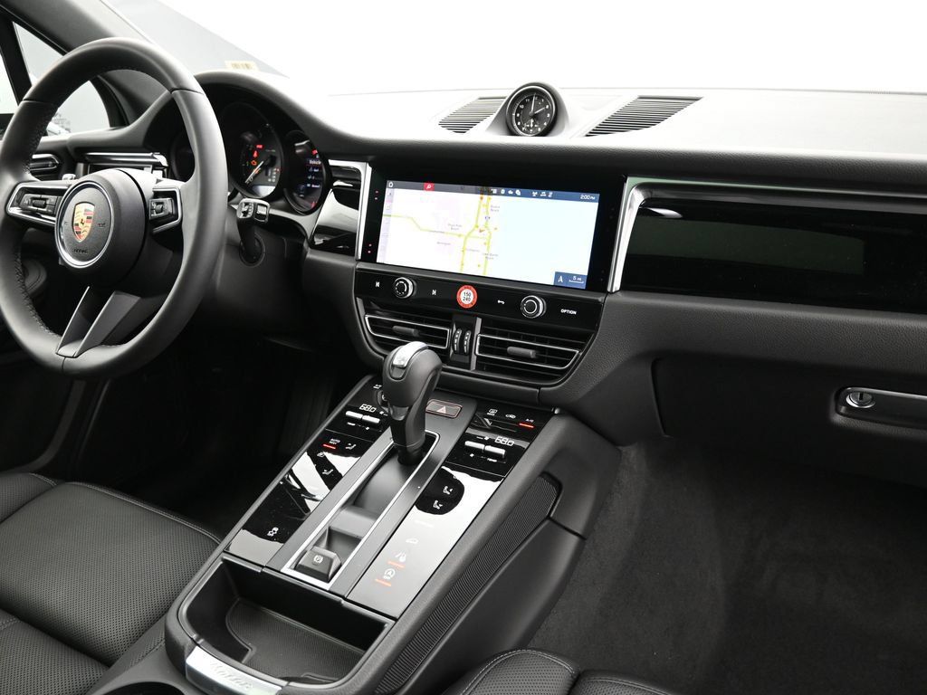 Certified 2025 Porsche Macan AWD/4WD image 31