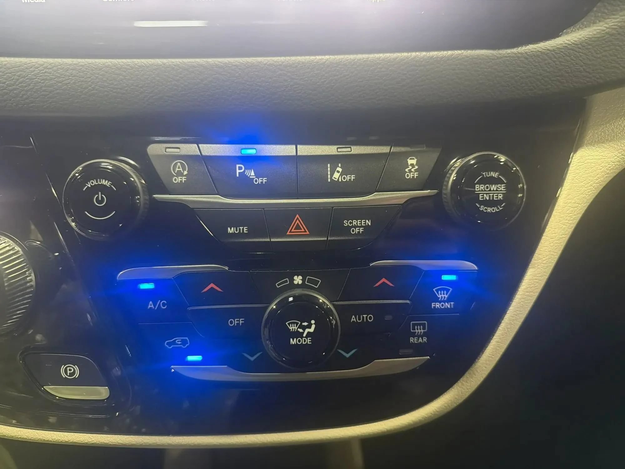 Used 2023 Chrysler Pacifica Touring-L FWD image 30